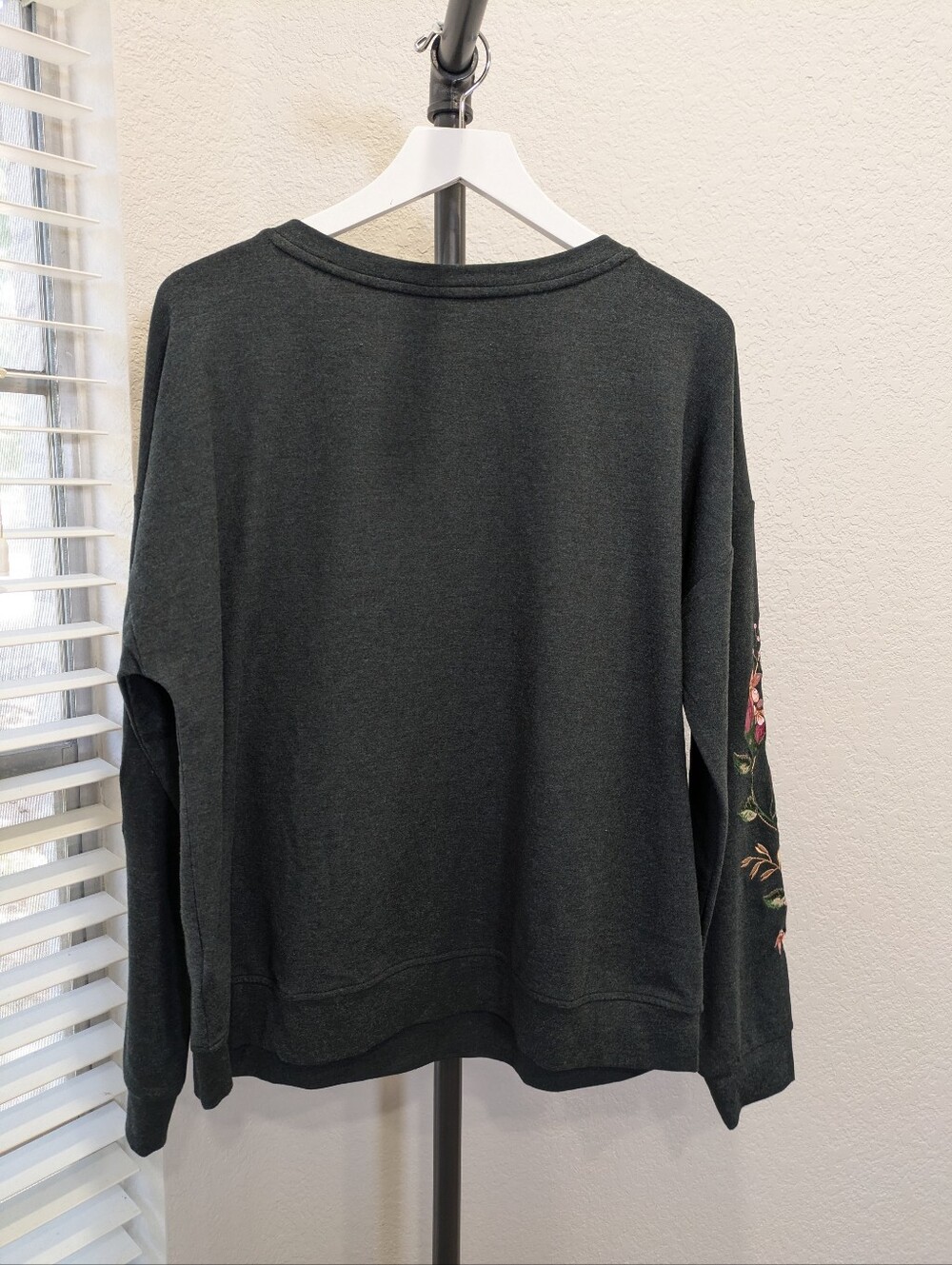 NEW KUT from the Kloth Sweatshirt Large Dark Gray Floral Embroidered Long Sleeve - Picture 7 of 8